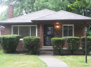 19121 Cheshire St, Grosse Pointe, MI 48236