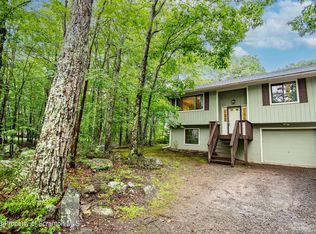103 Concours Ln, Hawley, PA 18428