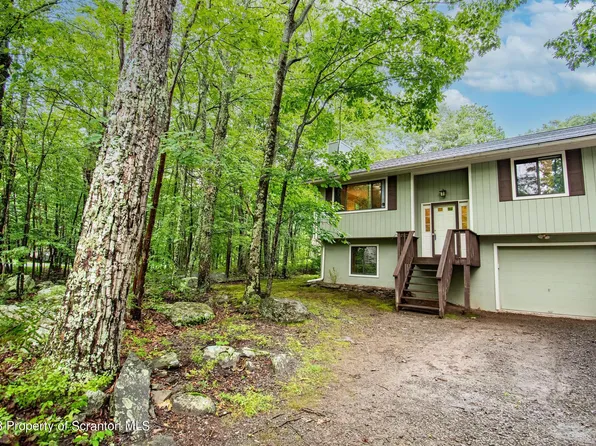 103 Concours Ln, Hawley, PA 18428