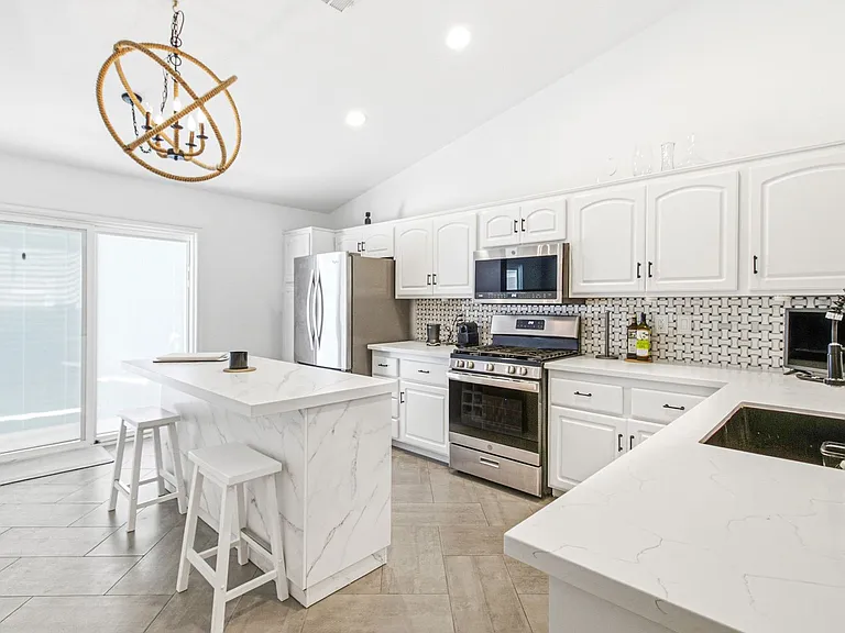 1876 Mesquite Canyon Dr — Photo 2