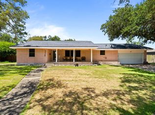 324 Woodlawn St, Sinton, TX 78387