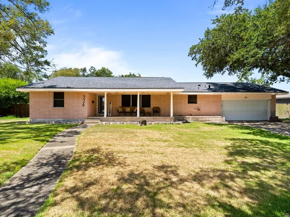 324 Woodlawn St, Sinton, TX 78387