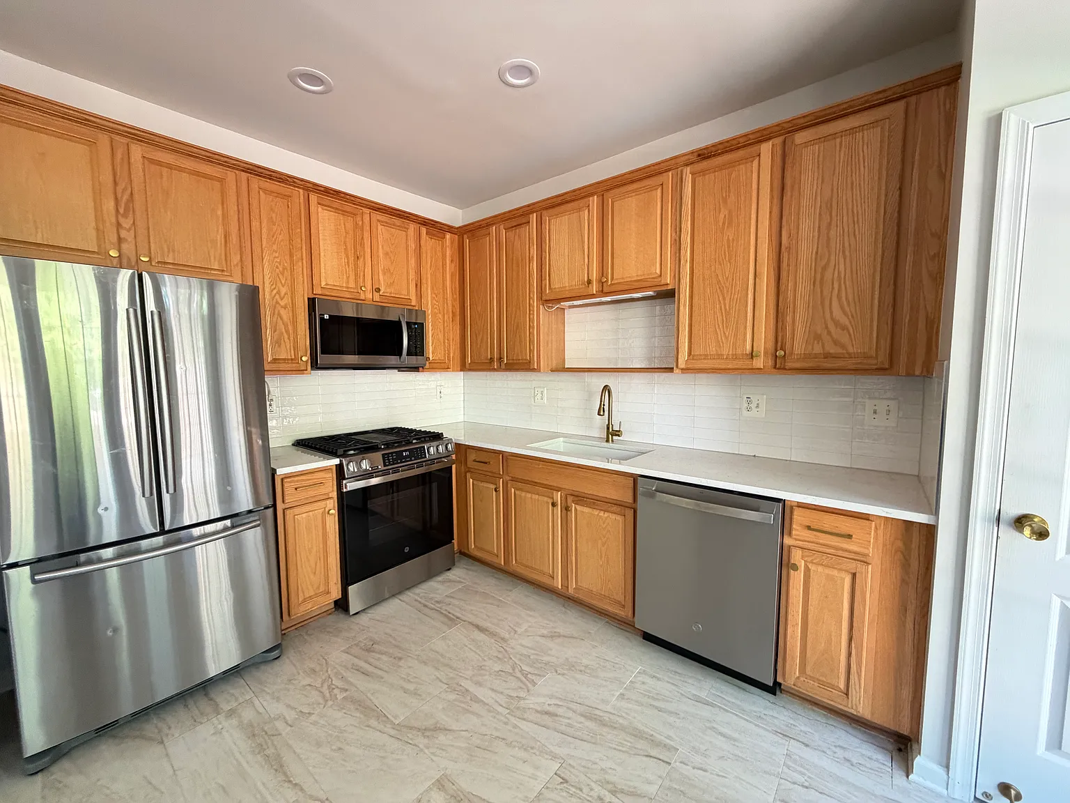 3 bed, 2.5 bath, 1838 sqft, $2,475 — Photo 3