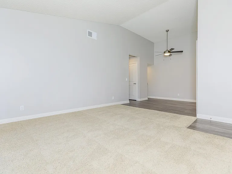Villa La Paz Apartment Homes — Photo 31