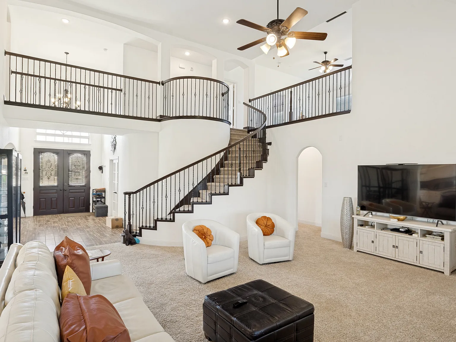 5 bed, 4439 sqft, $3,850 — Photo 2