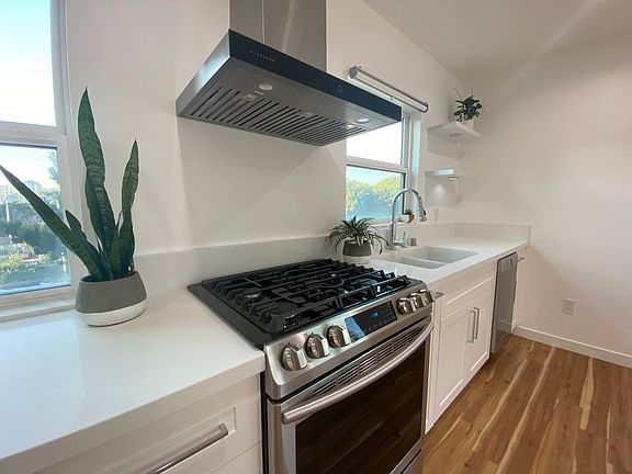 3rd image of 2948 Exposition Blvd #8