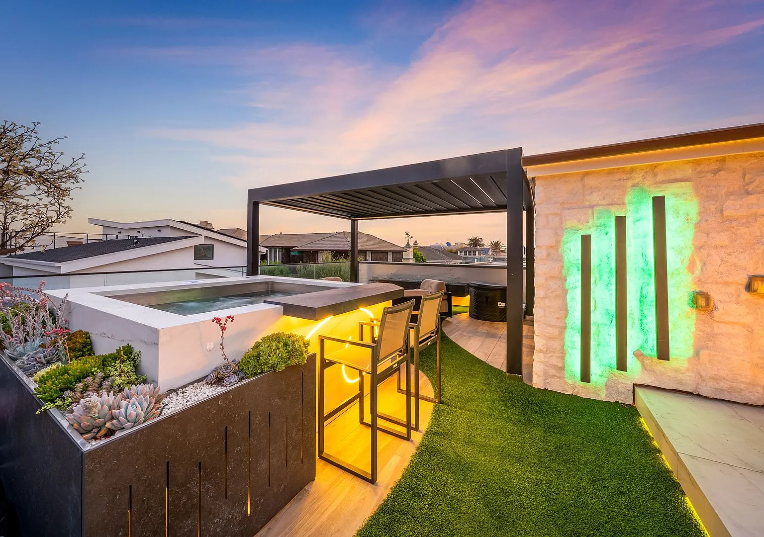 Custom Built 4 Bedroom Peninsula Point Home - Indoor/Outdoor Rooftop Deck! — Photo 1