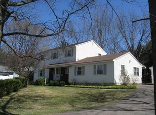 1 Woodridge Dr, Burlington, VT 05408