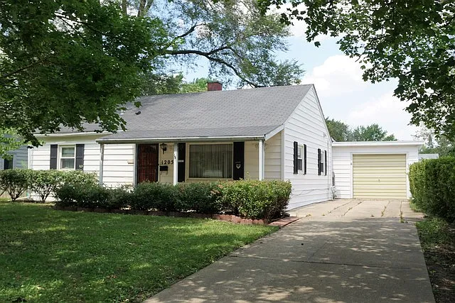 1205 Fairlawn Dr photo 1