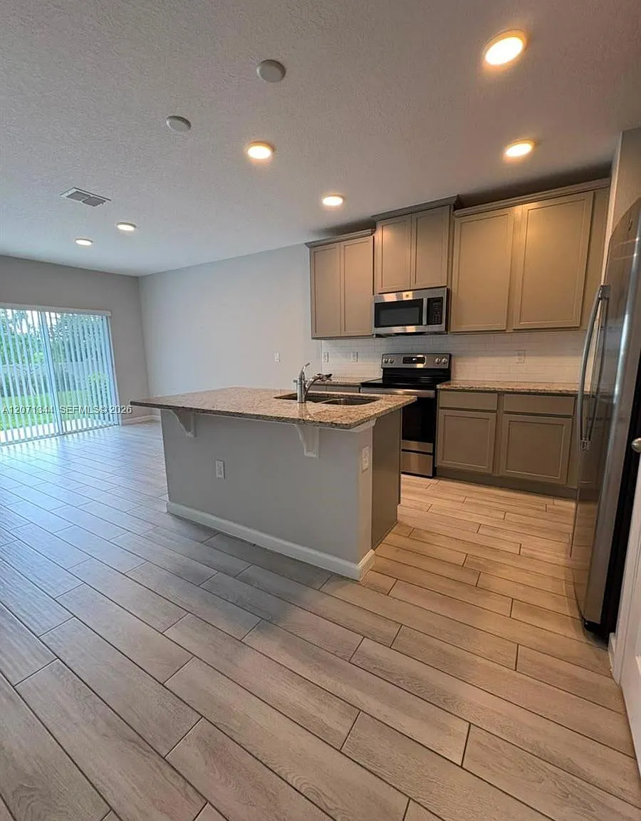 3 bed, 3.5 bath, 1379 sqft, $2,300 — Photo 3