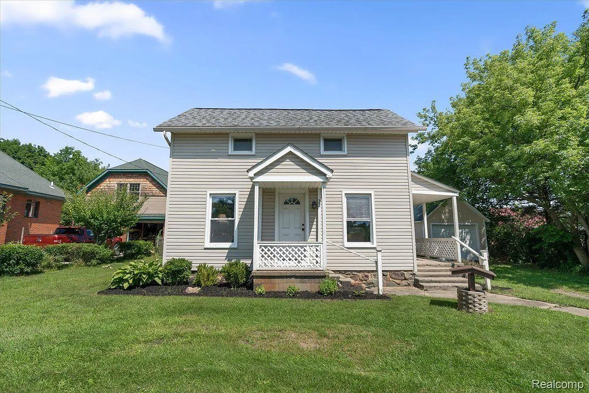 32 Cedar St photo 1