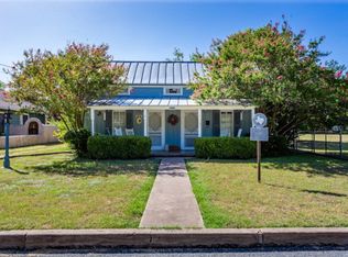 606 N Adams St, Fredericksburg, TX 78624