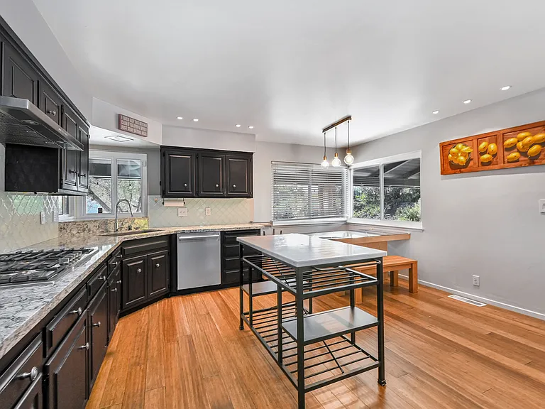 4871 Beacon Hill Dr — Photo 9