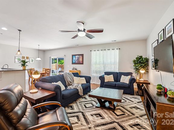 4th image of 452 Augustus Ln