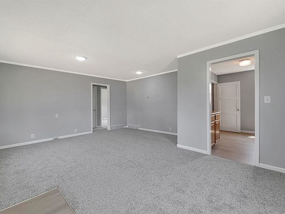 3rd image of 541 W Macarthur Rd