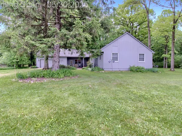 21605 Otter Rd, New Boston, MI 48164