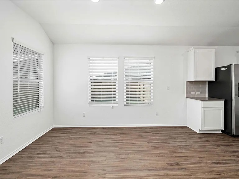 416 Escondido Cir — Photo 12