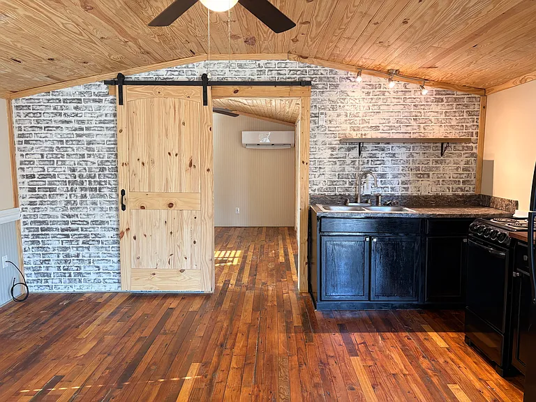 700 Railroad St — Photo 5
