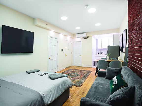 3rd image of 160 E 102nd St #1C