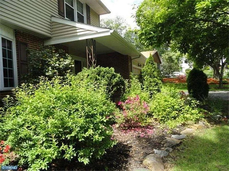 4 bed, 2.5 bath, 1950 sqft, $2,700 — Photo 2