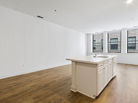 4th image of 1300-10 Chestnut St #806