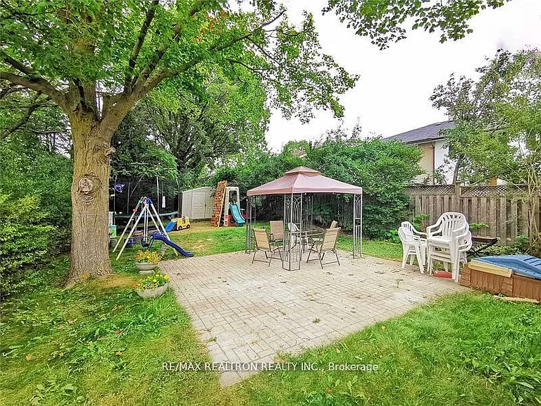 24 Fenelon Dr — Photo 42