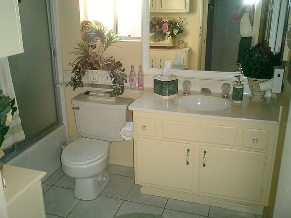 5th image of 320 Elderberry St