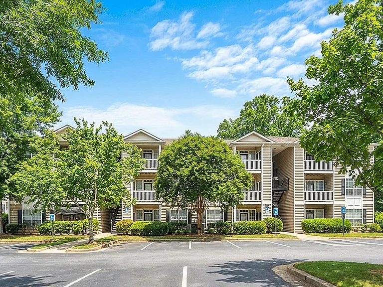Perks and Amenities at Lake St James Apartments