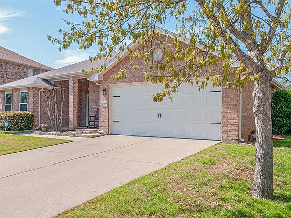 3rd image of 3909 Larkspur Dr