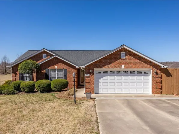 5557 Rolling Meadows Rd, Randleman, NC 27317