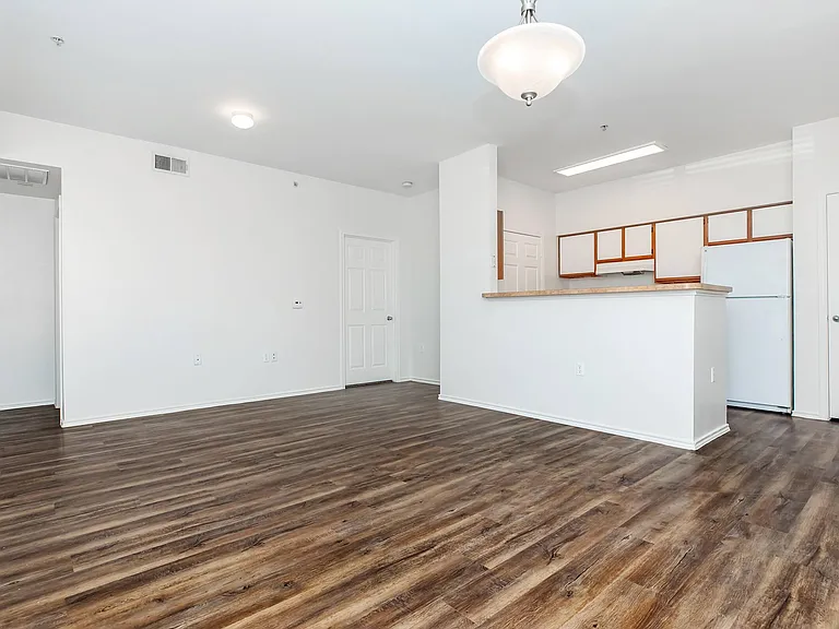 San Pedro Apartments — Photo 45