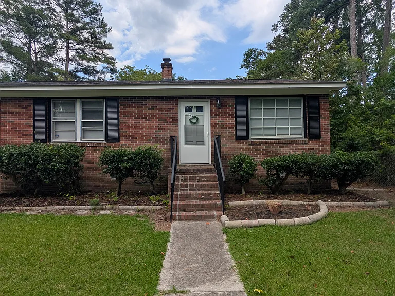 1013 Pinelane Rd — Photo 2