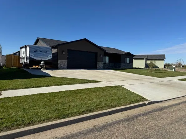 178 Mulberry Loop NE, Minot, ND 58703