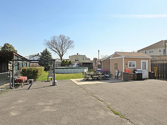 2nd image of 122 Heckel St