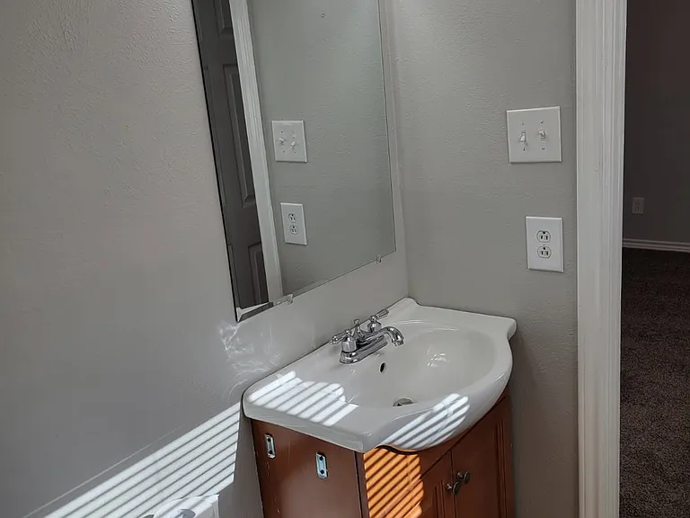 1107 W Cornelia Ave — Photo 10