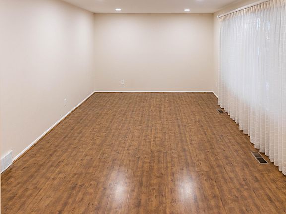 Living space 1 (right off entry)