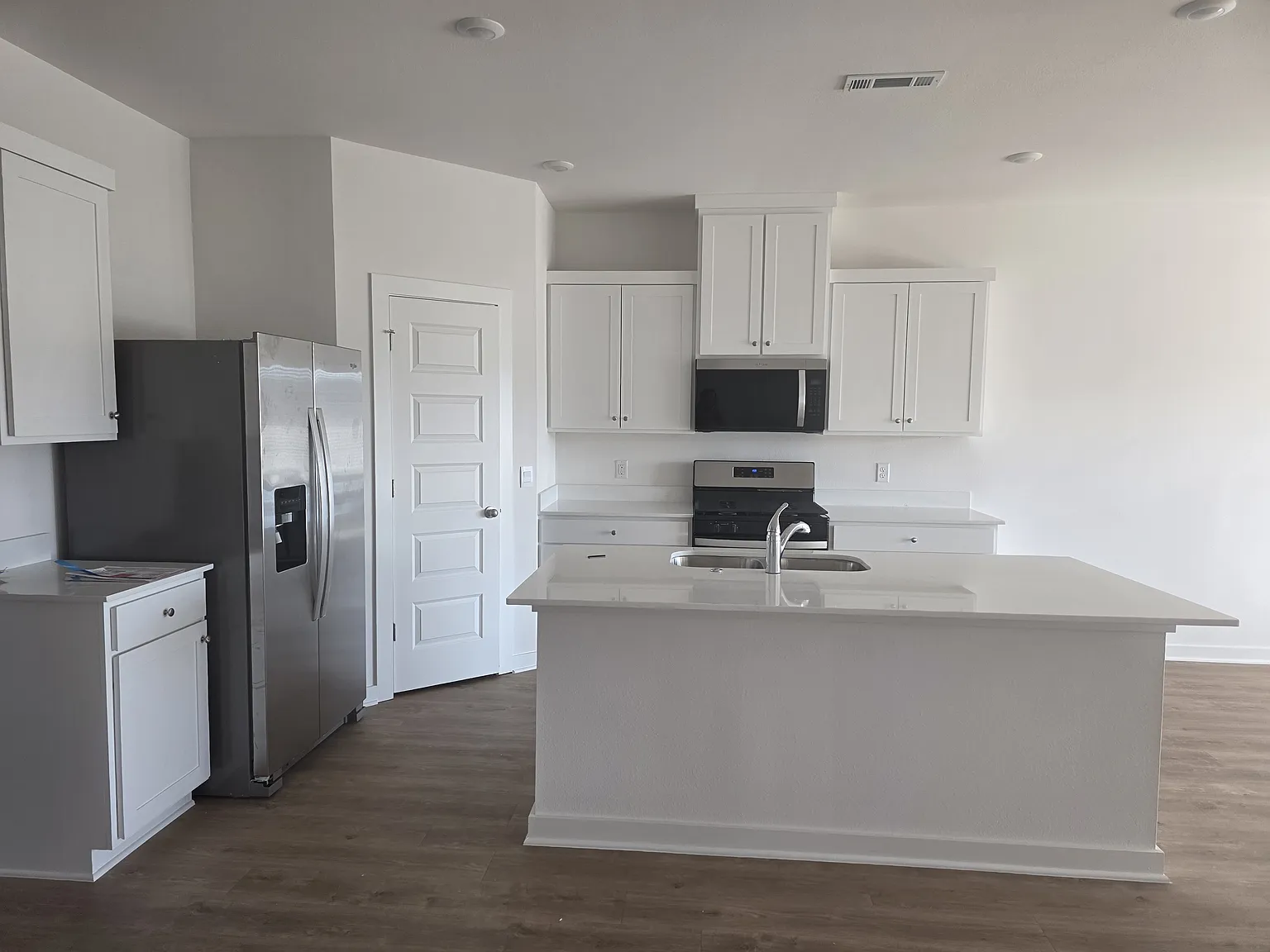 4 bed, 2319 sqft, $2,800 — Photo 4