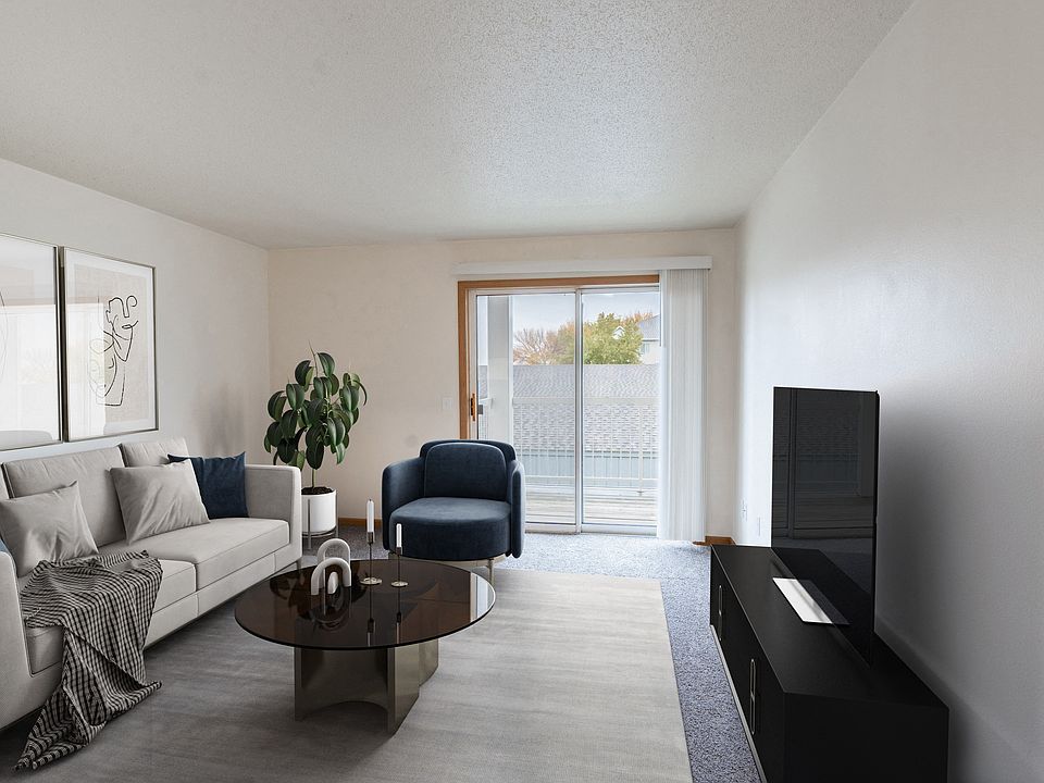 Fargo, ND Oxford Apartments | 21B | Living
