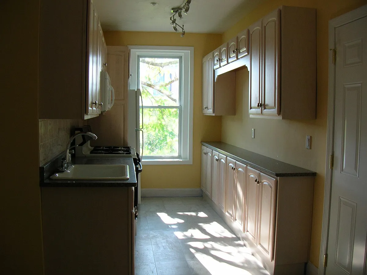 Building Photo - 20 Eden St #3