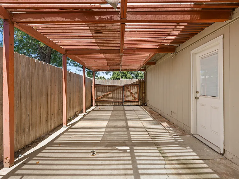 2226 Paloma Ave — Photo 16