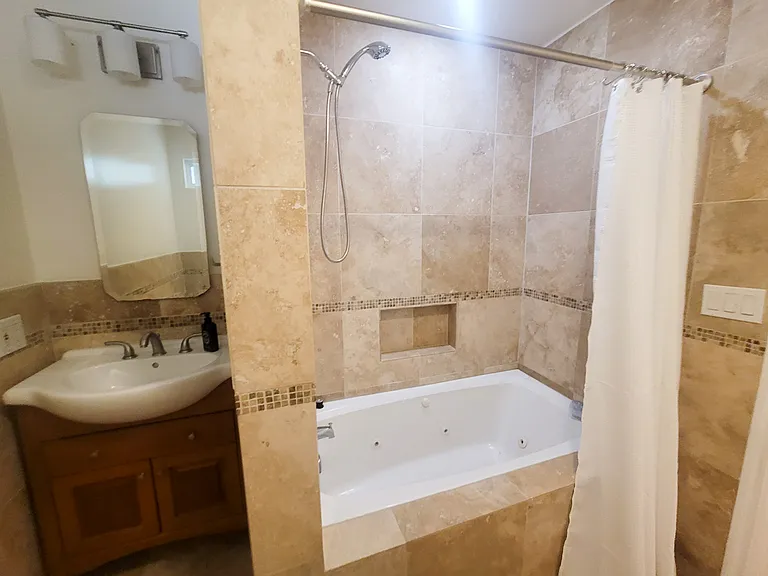 1311 W Sandison St — Photo 15
