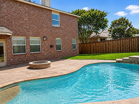 3rd image of 2317 Basswood Dr