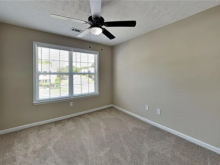 1045 Winthrope Chase Dr — Photo 12