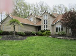 2887 Lamplight Ln, Willoughby Hills, OH
