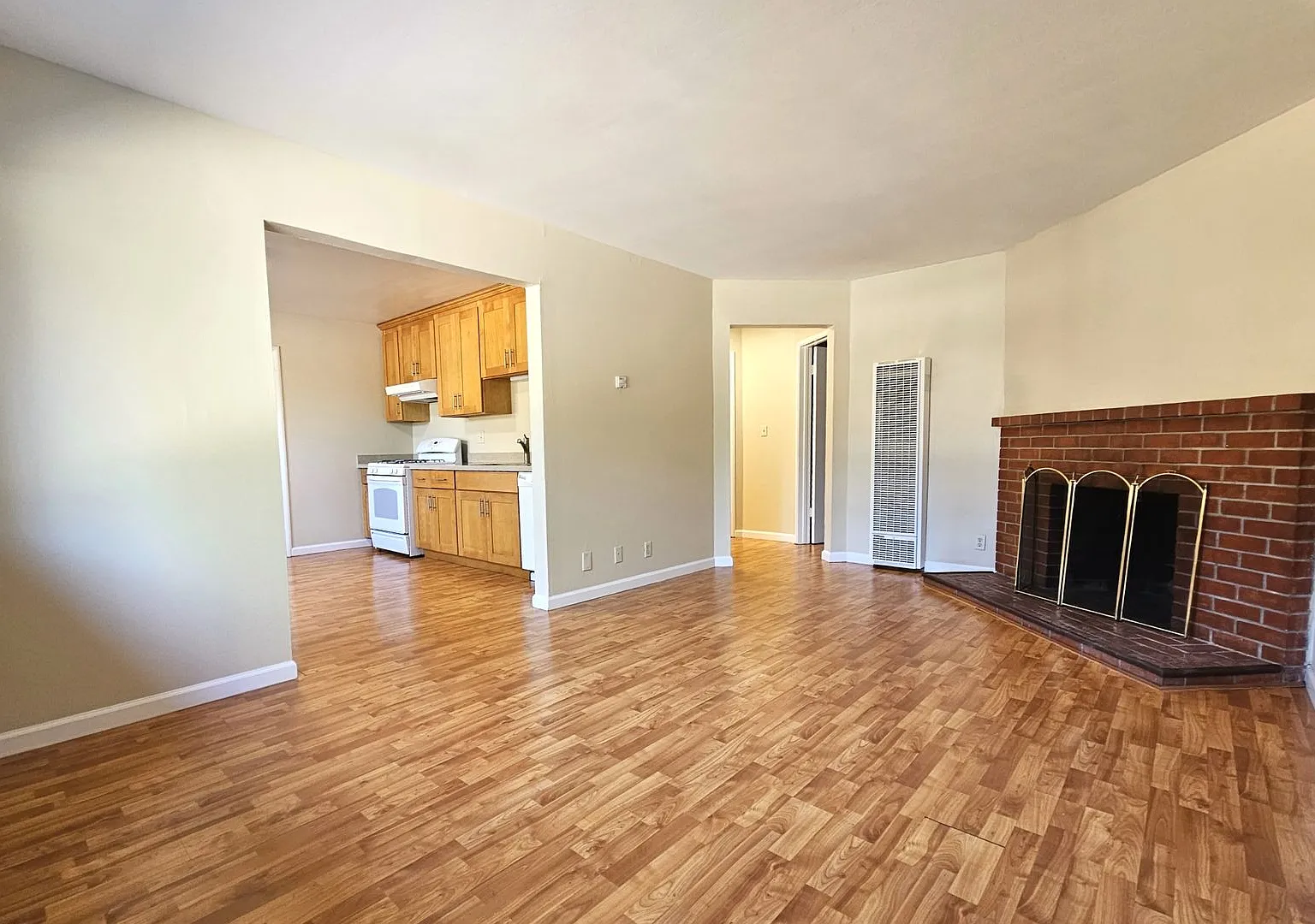 Charming 3-bedroom, 1-bathroom duplex unit. — Photo 3