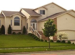 801 S Riverward Dr, Sioux Falls, SD 57106
