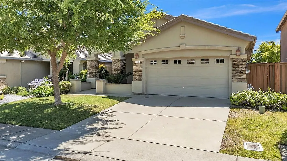 4 bed, 2.0 bath, 1664 sqft, $3,095 — Photo 1