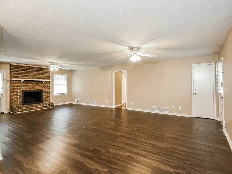 2906 Elizabeth Ln — Photo 4