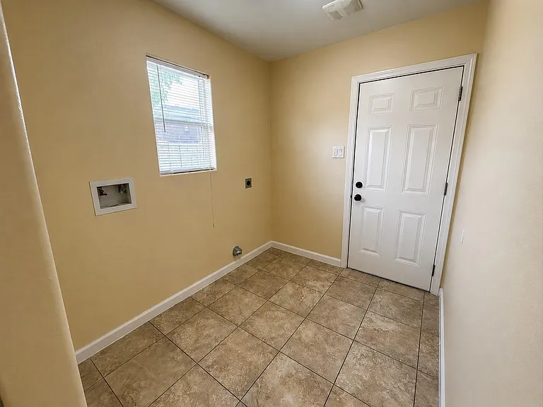 713 E 32nd St — Photo 5