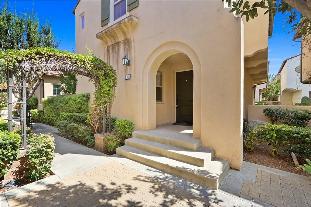 2 bed, 1.5 bath, 1071 sqft, $3,650 — Photo 1